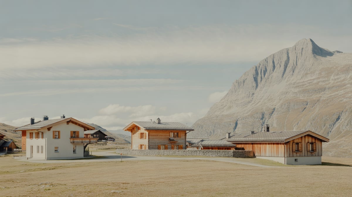 Sonniges Hochplateau mit Lärchenchalets im Wallis